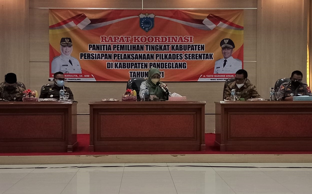 Bupati Pandeglang Hj. Irna Narulita memimpin rapat koordinasi panitia pilkades serentak.