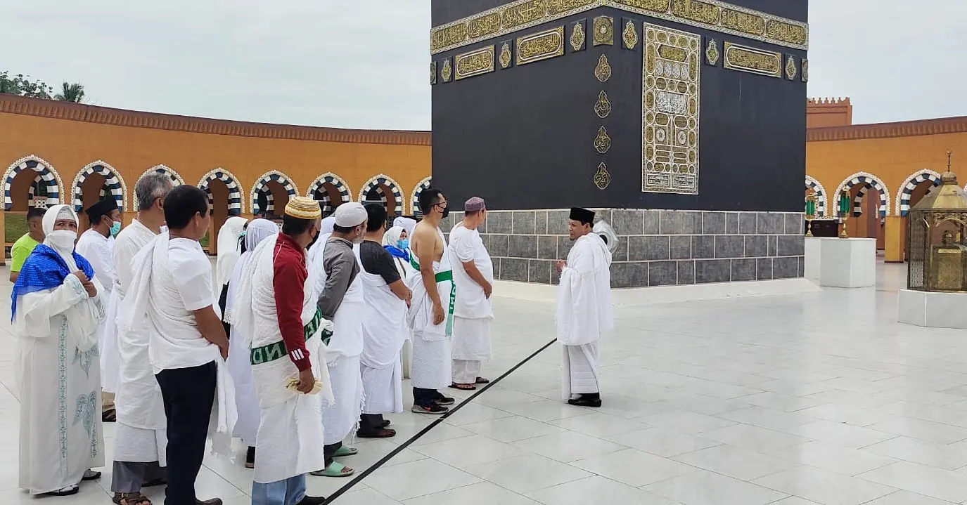 Peragaan Praktek Manasik Haji di Replika Ka'bah