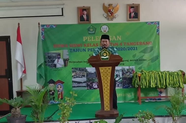 Kepala MTsN 4 Tangerang menyampaikan sambutan pada acara Pelepasan Peserta Didik Kelas 9 MTsN 4 Tangerang