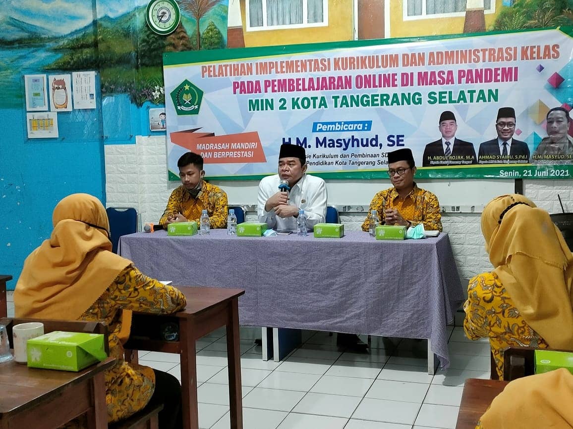 Kepala Kantor Kemenag Tangsel membuka Raker MIN 2 Tangsel