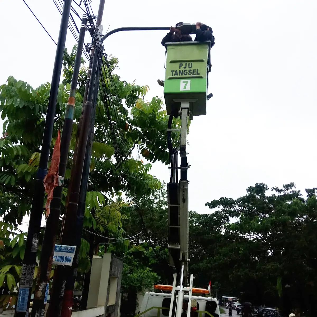 Pemasangan Lampu Penerangan Jalan Umum di Depan Kantor Kemenag Tangsel