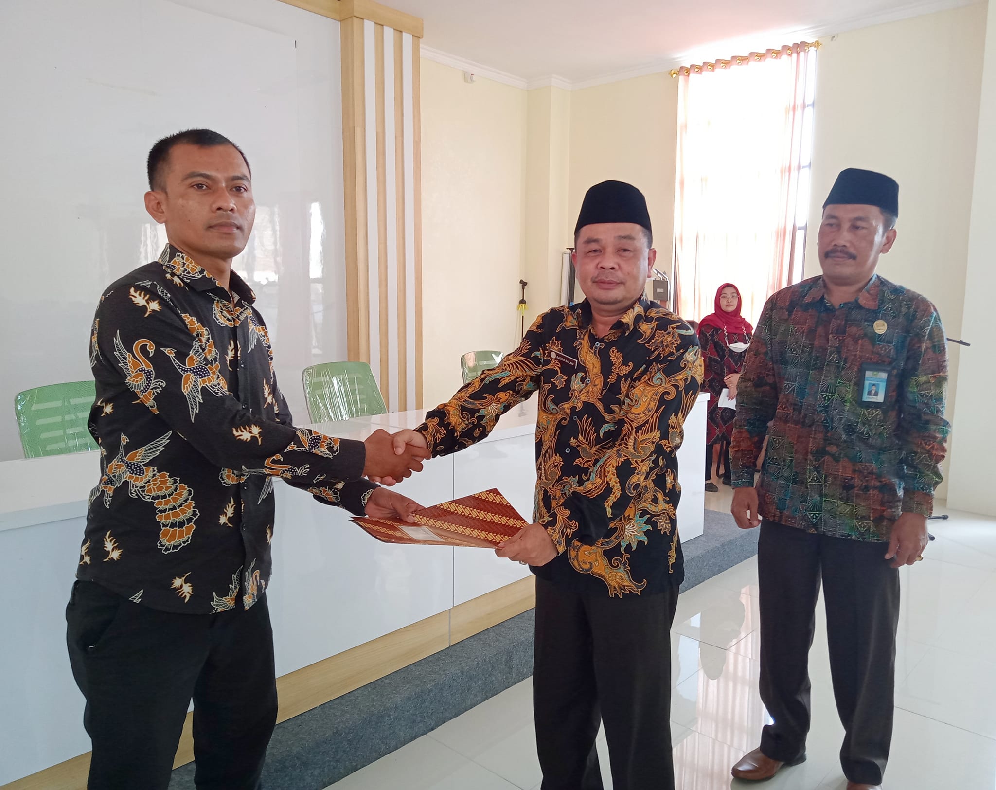 Kepala Kantor H. Badrusalam didampingi Kasubbag TU Sudirman Saat Penyerahan SK PPNPN