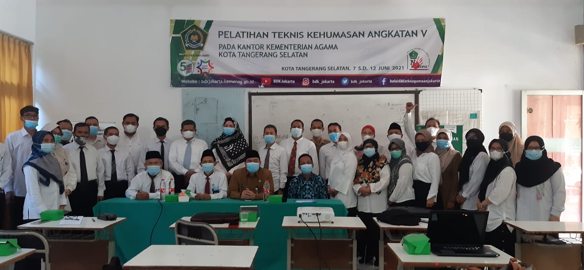 Peserta pelatihan berfoto bersama dengan Kepala Kantor Kamenag Tangsel