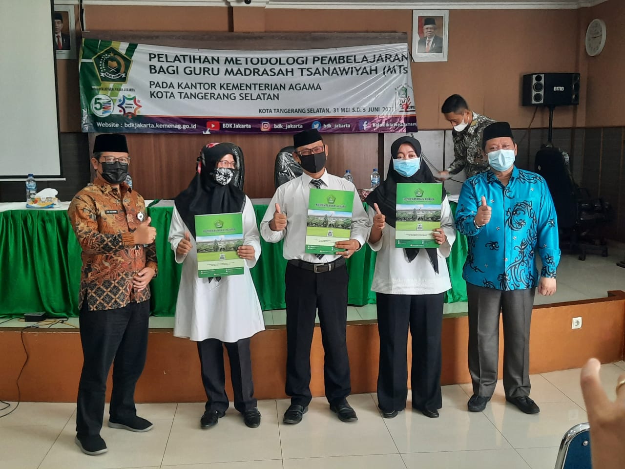 Pemberian Sertifikat Kepada 3 Peserta Terbaik