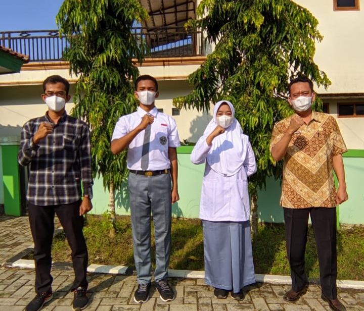 Keterangan foto: Kepala MAN 3 Lebak berfose dengan pembina dan Anggota Paskibraka terpilih.