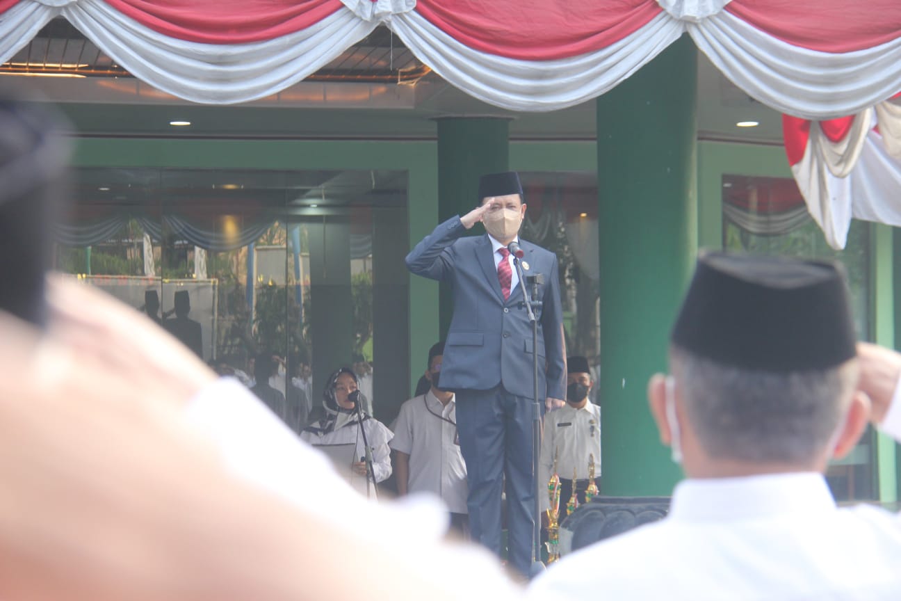 Kepala Kanwil Kemenag Banten, Nanang Fatchurochman menjadi pembina upacara HUT ke 77 Kemerdekaan RI