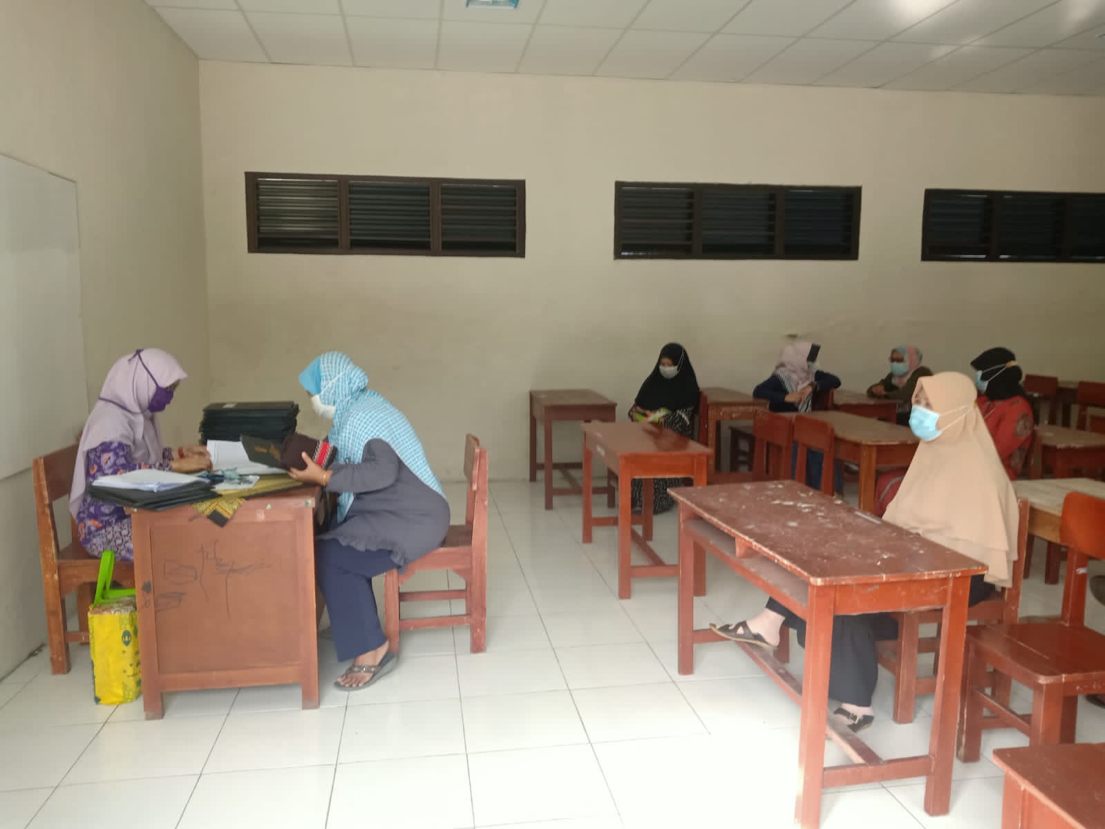Foto penyerahan rapor hasil belajar peserta didik kelas 7 dan 8 kepada walimuird MTsN 4 Tangerang