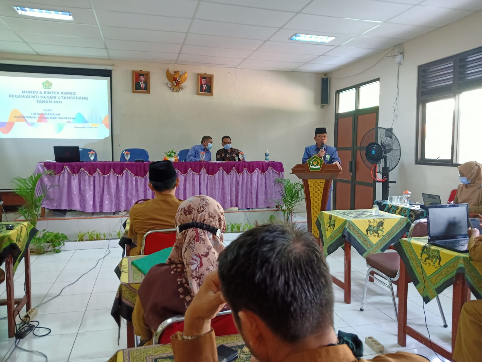 Foto Kasubag TU Kemenag Kab. Tangerang sedang memberikan arahan dan sambutan pada kegiatan Monev Update Pemutakhiran Data Simpeg 5.0