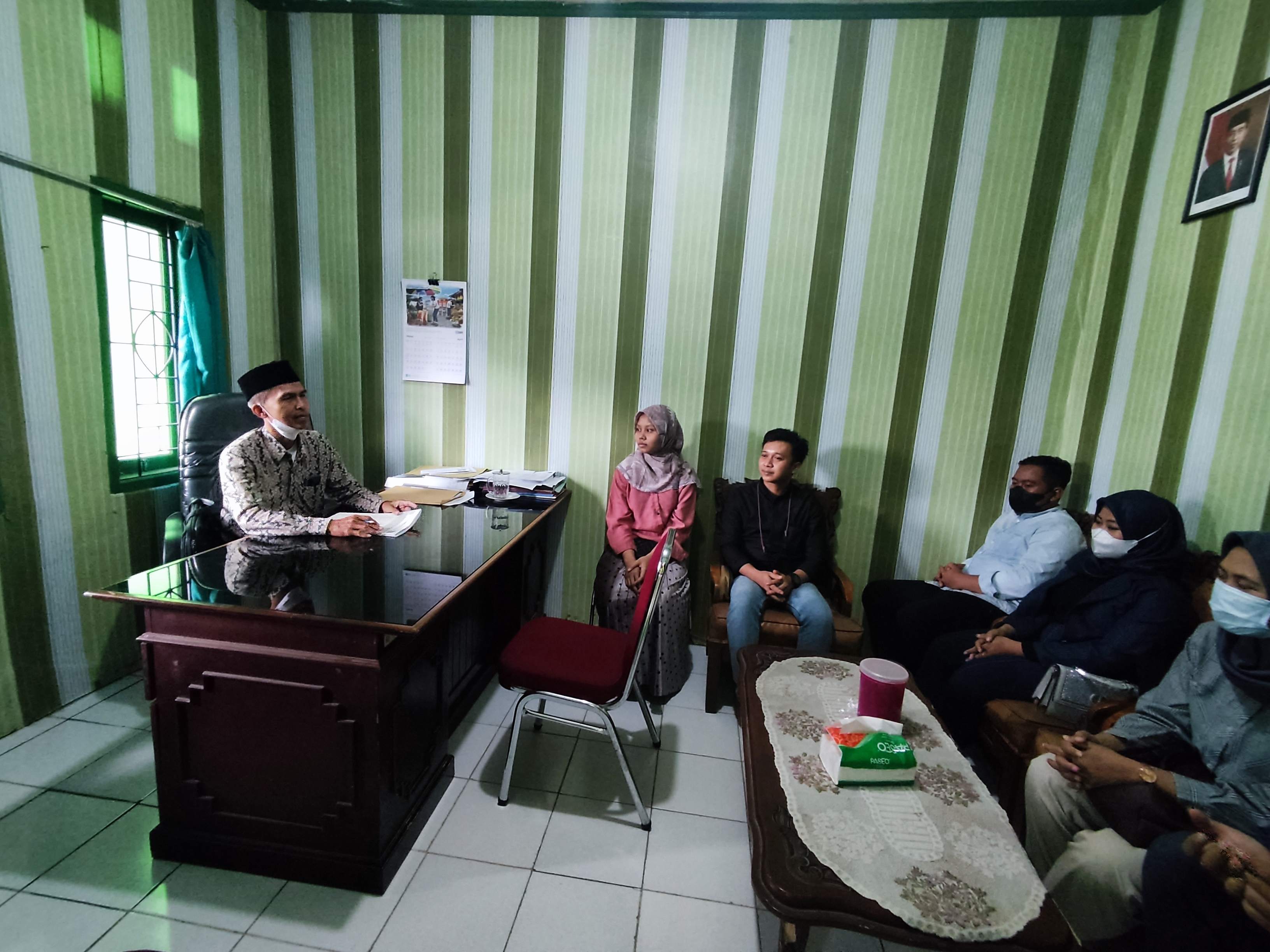 Kepala KUA Kecamatan Taktakan saat memberikan bimbingan perkawinan