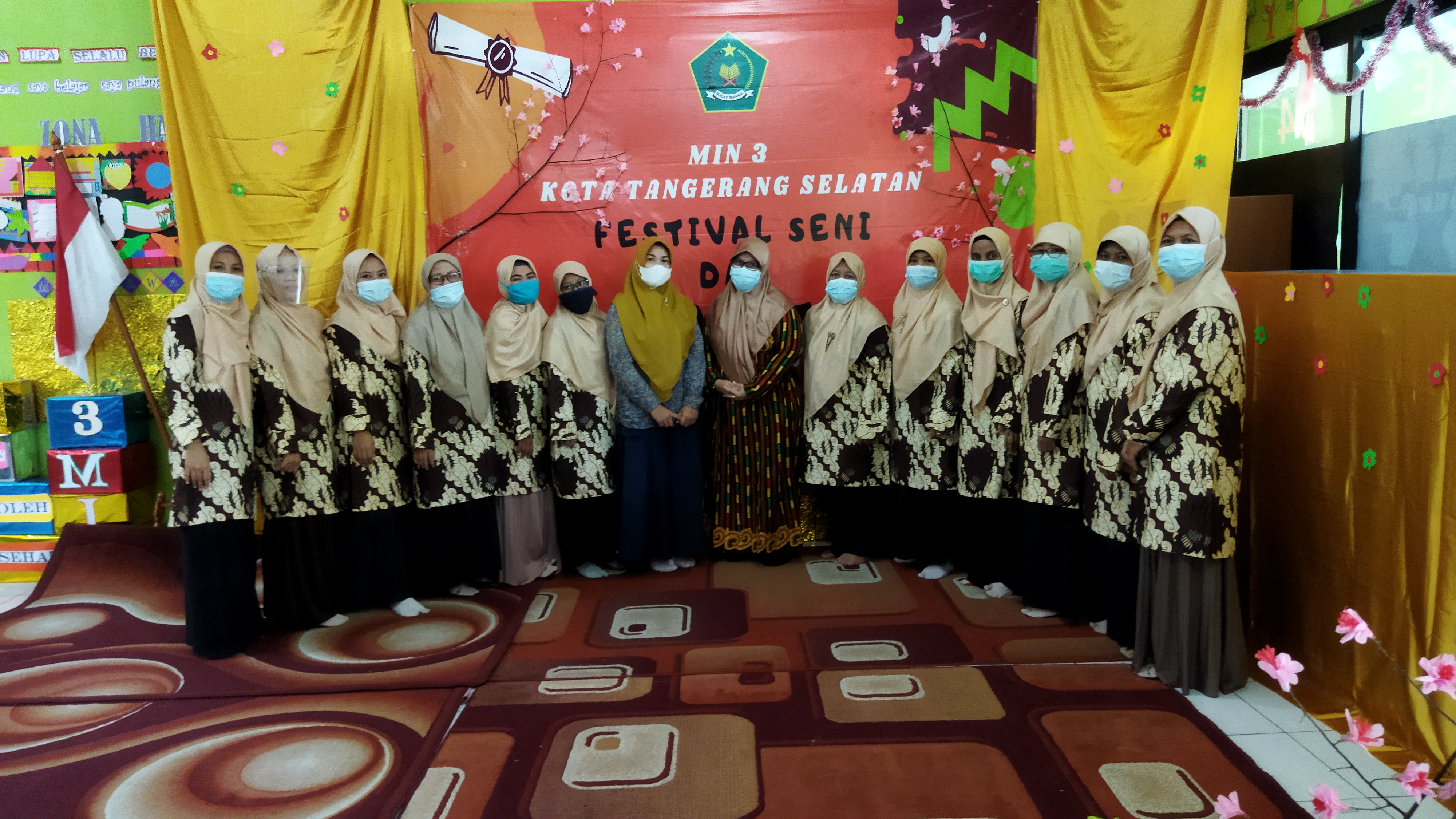 Guru MIN 3 Tangsel berfoto bersama setelah acara