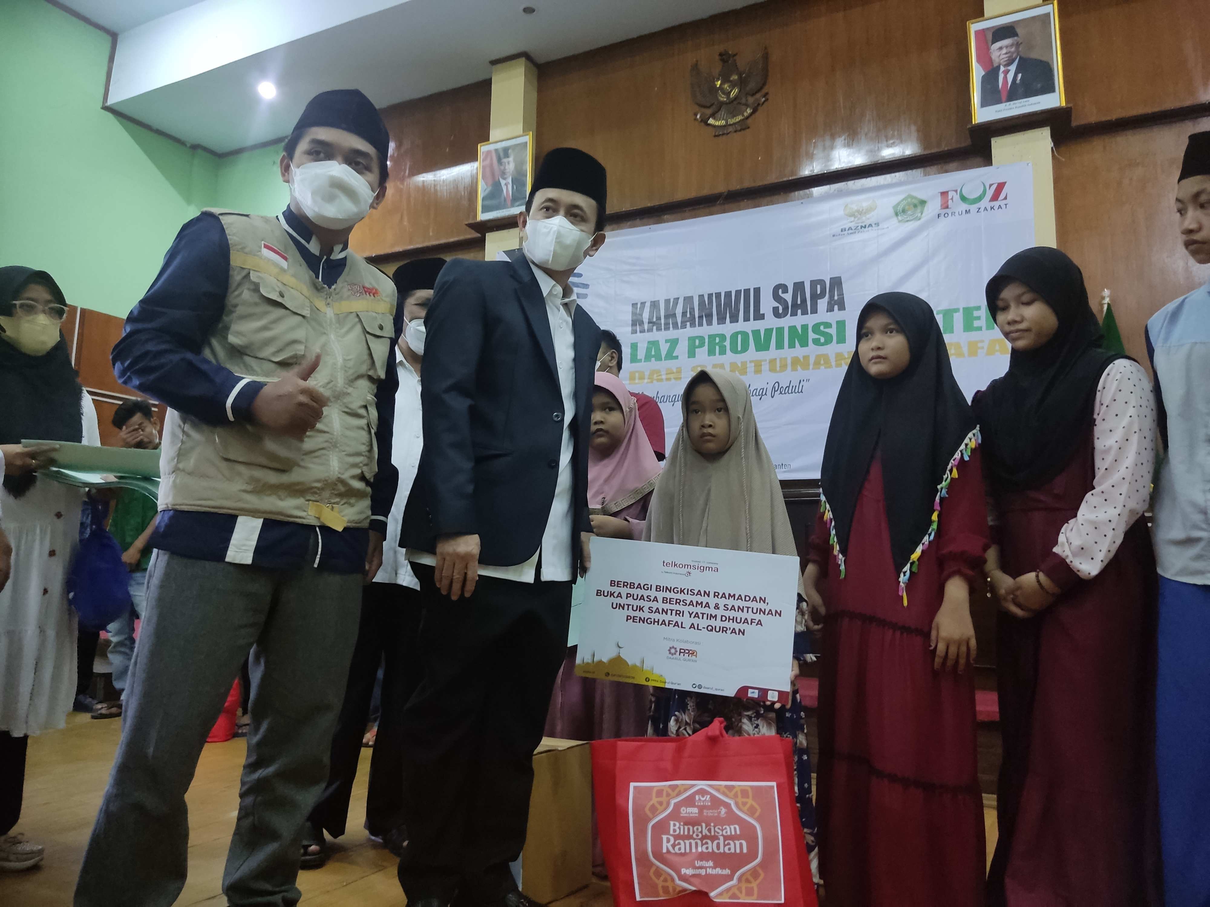 Kepala Kanwil Kemenag Banten, Nanang Fatchurochman memberikan santunan kepada anak yatim dan dhuafa