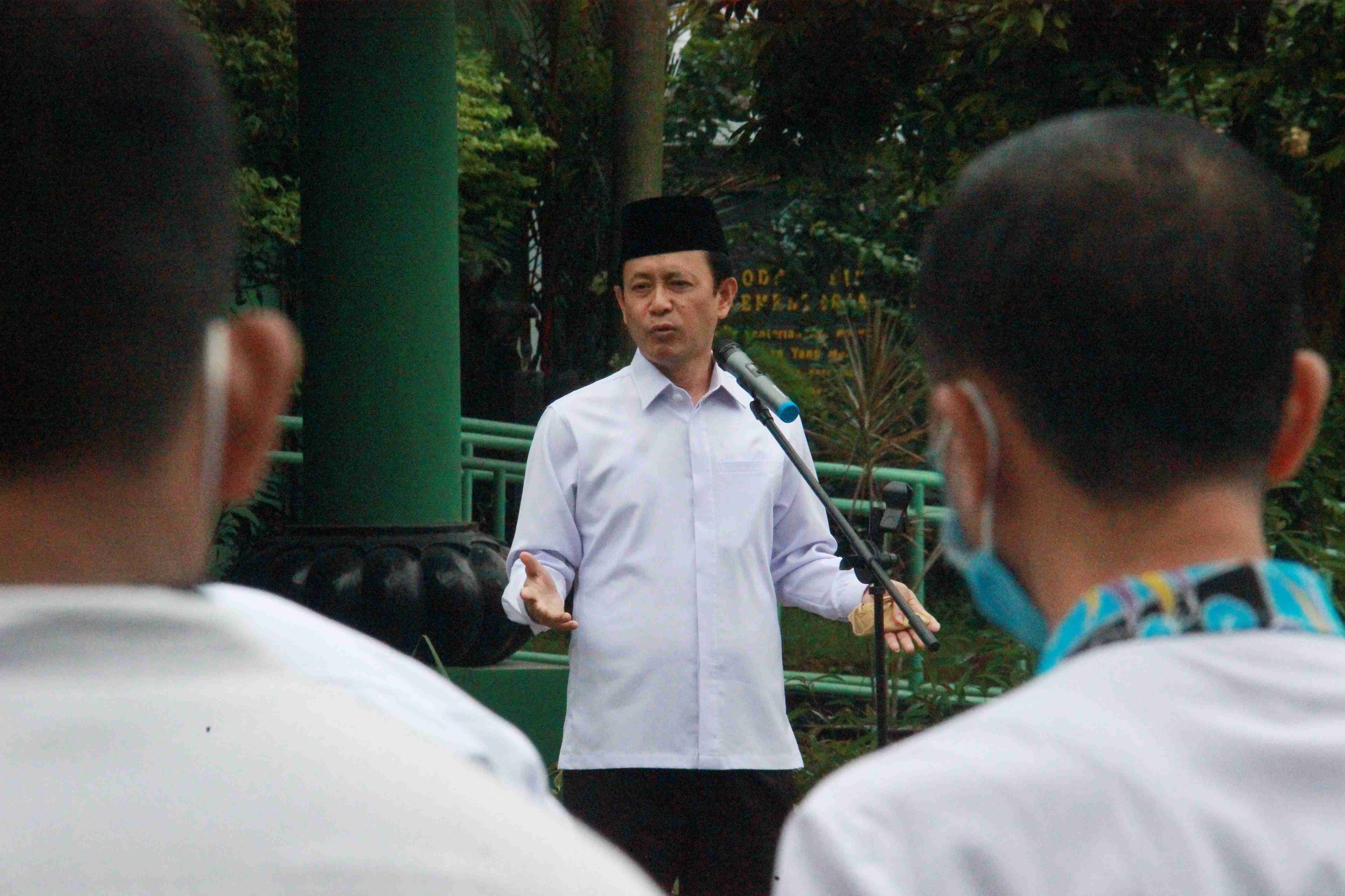 Kepala Kanwil Kemenag Banten, Nanang Fatchurochman memimpin Apel perdana setelah libur Lebaran