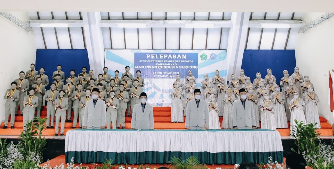 Prosesi pengukuhan kelulusan yang dibagi menjadi dua sesi
