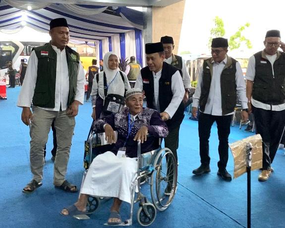 Kakanwil Kemenag Banten saat menyambut kedatangan jamaah haji di Asrama Haji Banten.