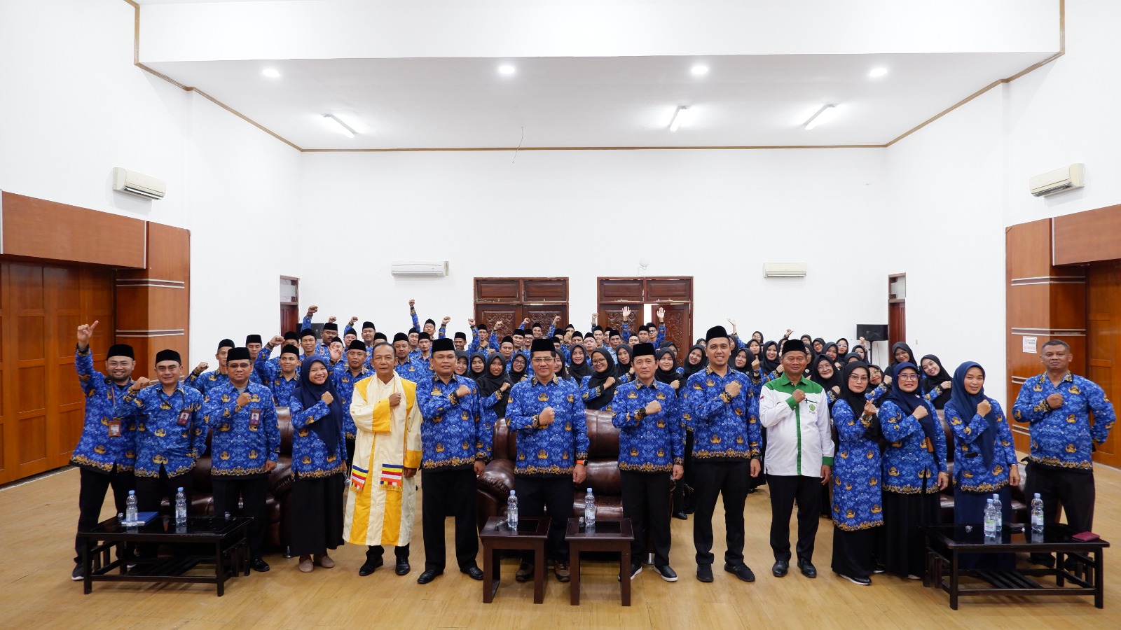 Kakanwil dan pejabat eselon 3 berfoto dengan PPPK 2023