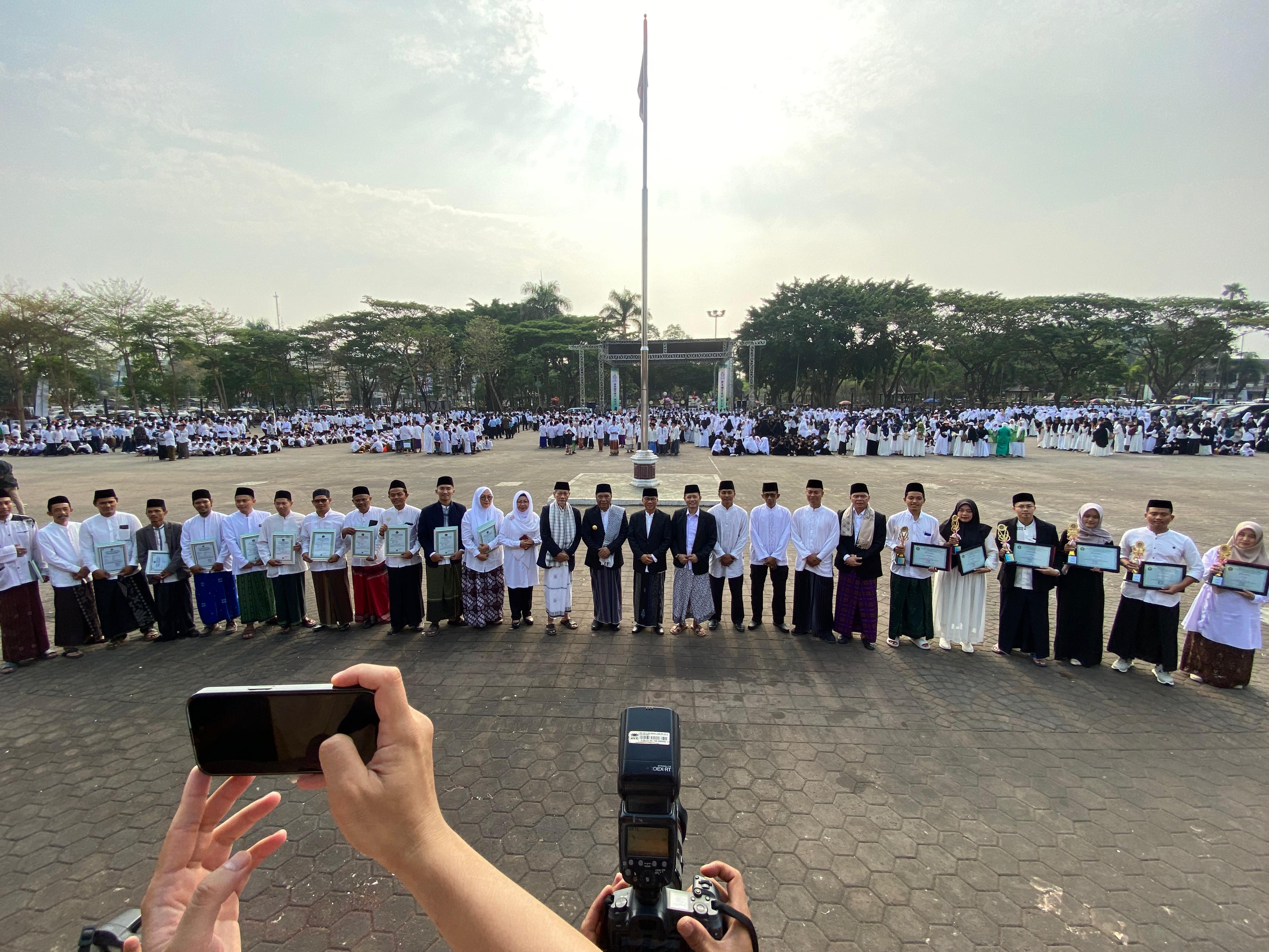 Foto bersama setelah apel Hari Santri 2023.